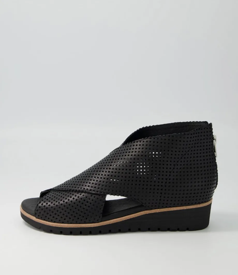 Gwisse Black Leather Sandals Bs