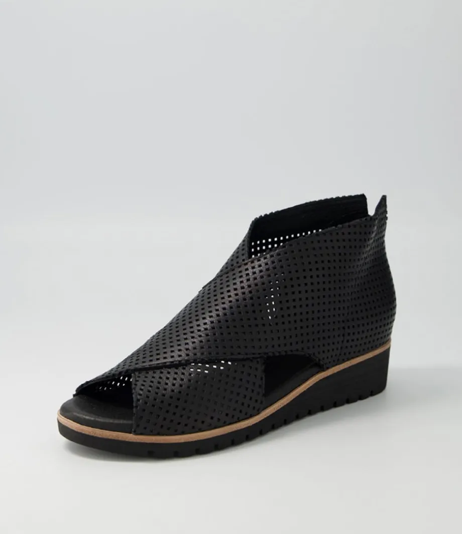 Gwisse Black Leather Sandals Bs