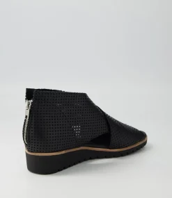 Gwisse Black Leather Sandals Bs