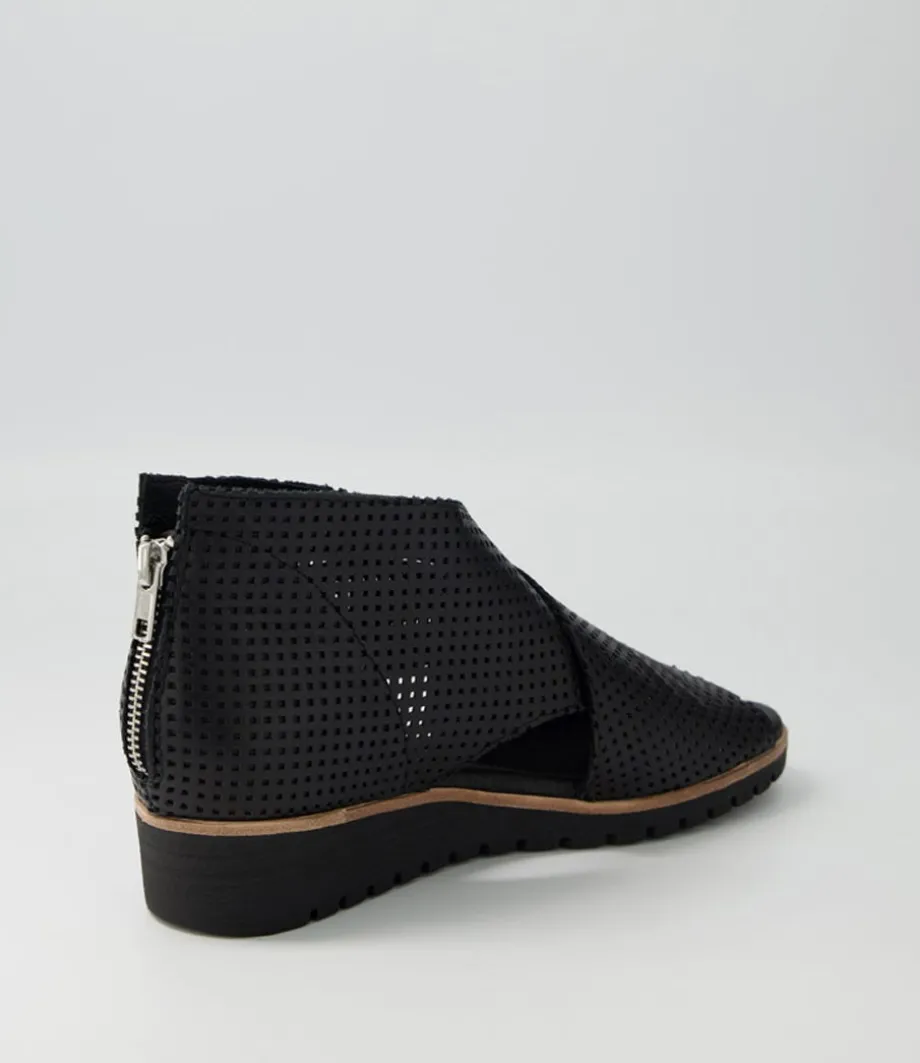 Gwisse Black Leather Sandals Bs