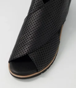 Gwisse Black Leather Sandals Bs