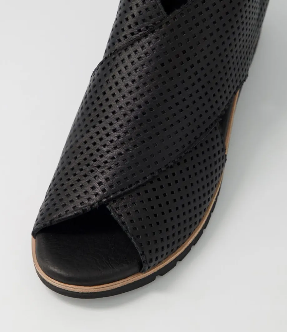 Gwisse Black Leather Sandals Bs