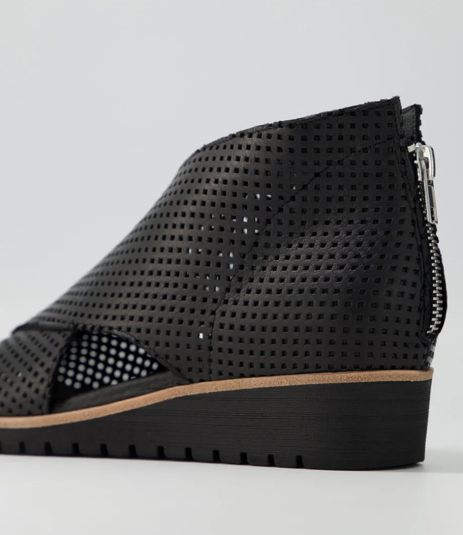 Gwisse Black Leather Sandals Bs